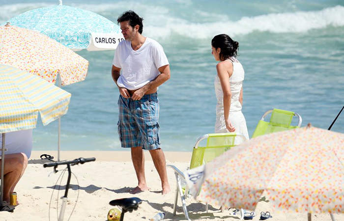 Bruno Mazzeo curte dia de praia ao lado da namorada, Joana Jabace