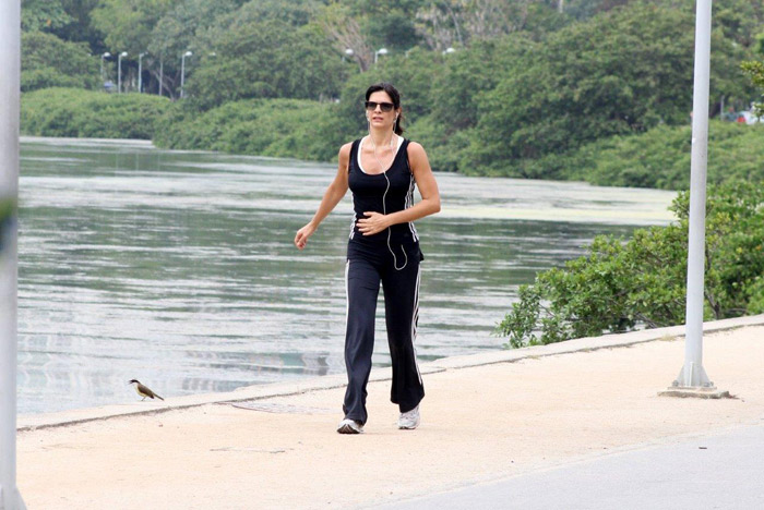 Helena Ranaldi aproveita tarde livre para caminhar no Rio