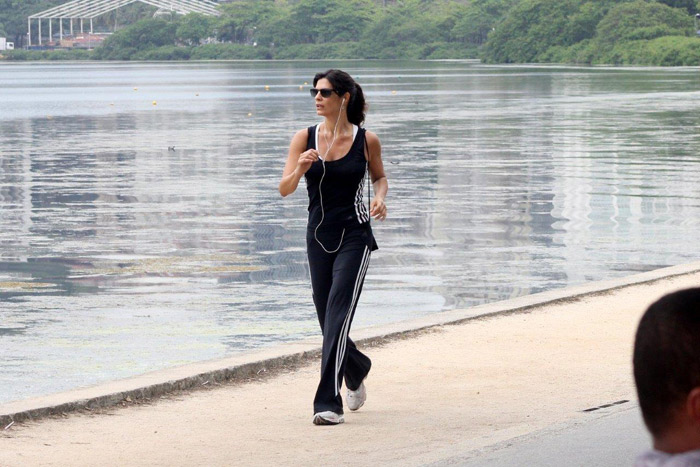  Helena Ranaldi aproveita tarde livre para caminhar no Rio