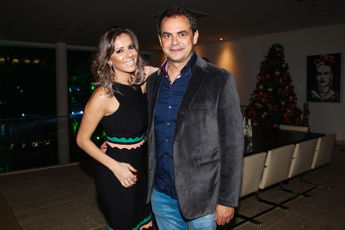 Carioca e a esposa Paola Machado vão a evento festivo de Otávio Mesquita