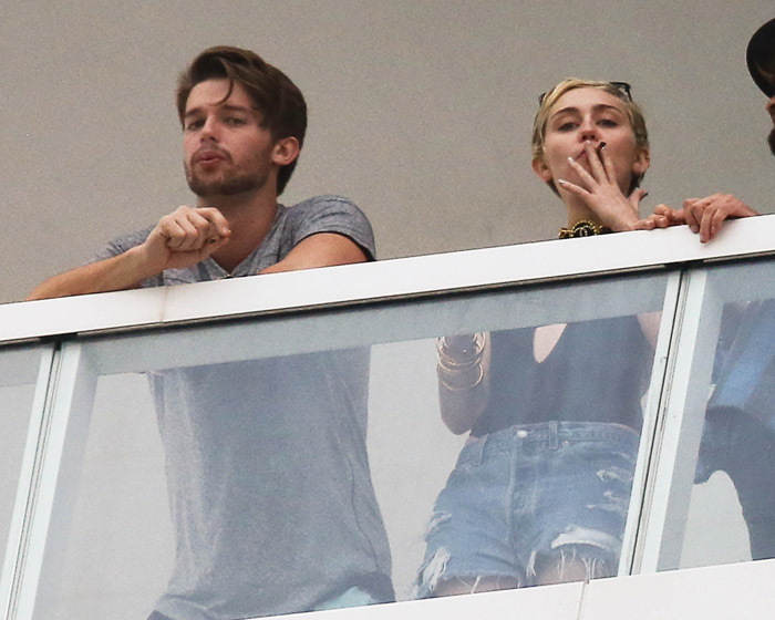  Miley Cyrus e Patrick Schwarzenegger fumam cirgarrinho suspeito na varanda do quarto 