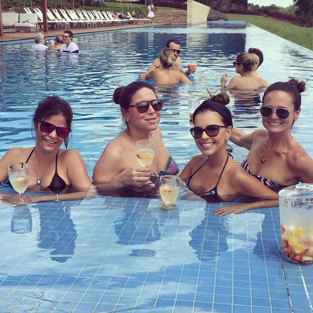 Mariana Rios se esbalda na piscina com as amigas