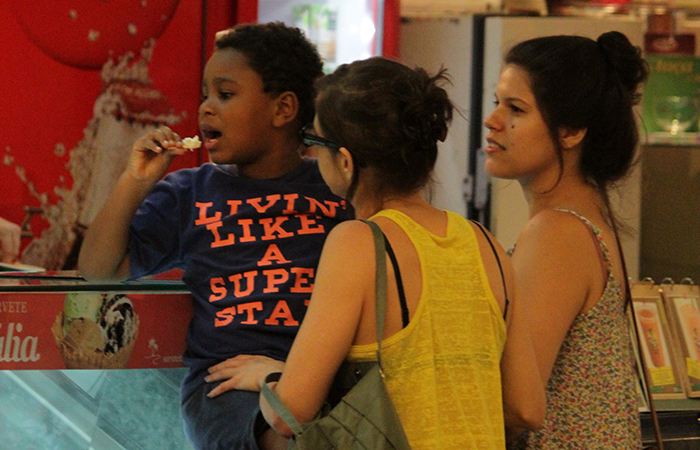 Afastada de Império, Drica Moraes passeia com o filho no shopping