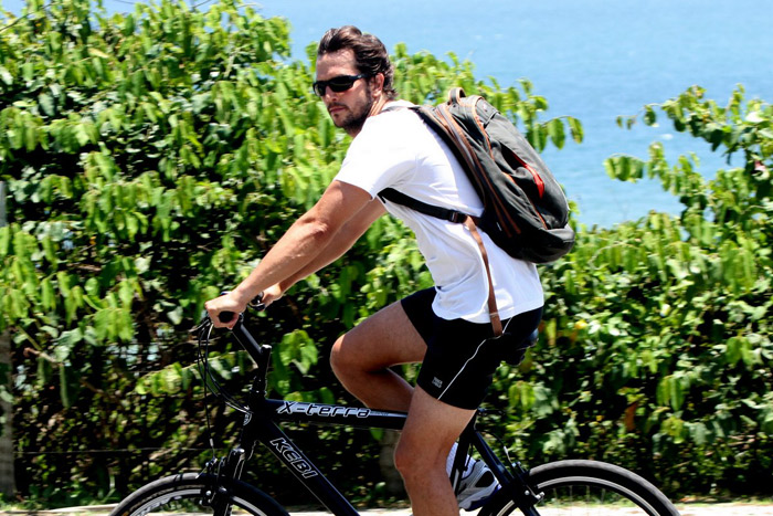 Vladimir Brichta curte passeio de bicicleta na orla do Rio de Janeiro