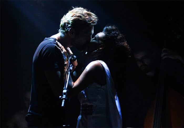 Igor Rickli beija a esposa Aline Wirley durante show