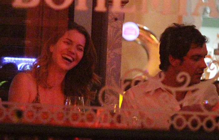Nathália Dill e Sérgio Guizé são flagrados em clima de romance em restaurante da Barra da Tijuca