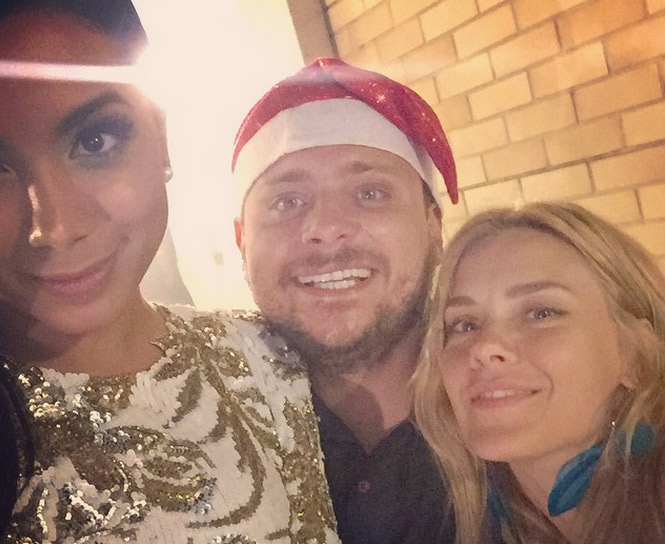 Anitta, Léo Fuchs e Carolina Dieckmann posam para selfie 