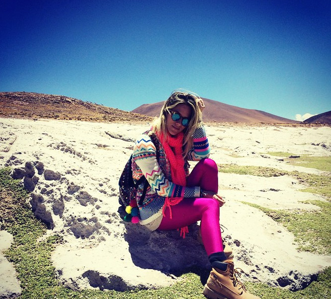 Giovanna Ewbank relaxa depois de fazer trilha no Deserto do Atacama, no Chile