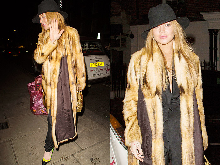Cheia de estilo, Lindsay Lohan é clicada pelas ruas de Londres