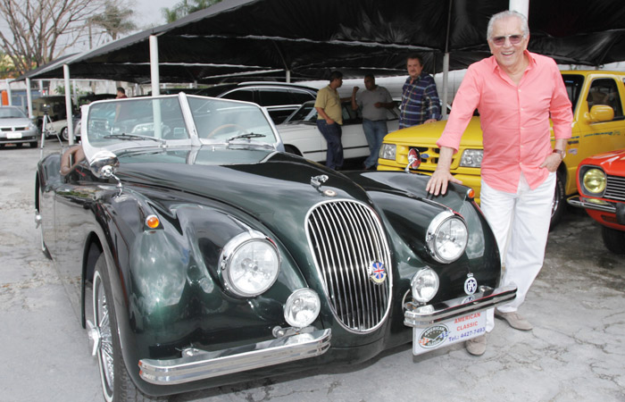Carlos Alberto de Nóbrega ganha réplica de Jaguar em São Paulo