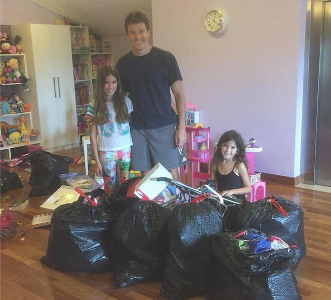 Filhas de Rodrigo Faro separam brinquedos para doação