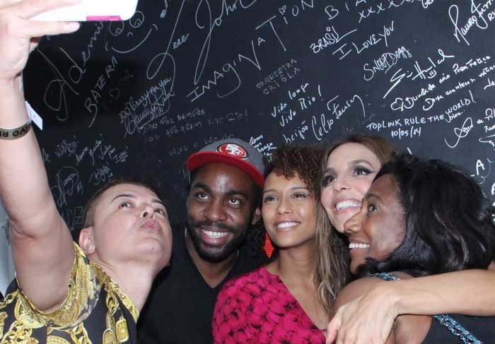 Taís Araújo, Lázaro Ramos e Glória Maria posam para selfie com Ivete Sangalo