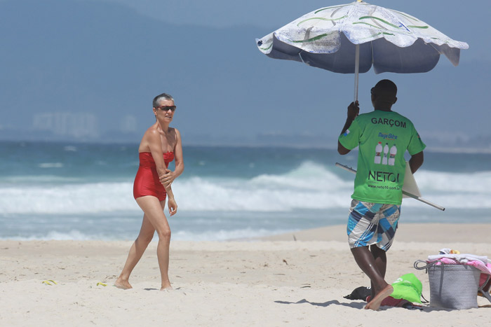 Cássia Kis Magro aproveita praia com os filhos com biquíni excêntrico