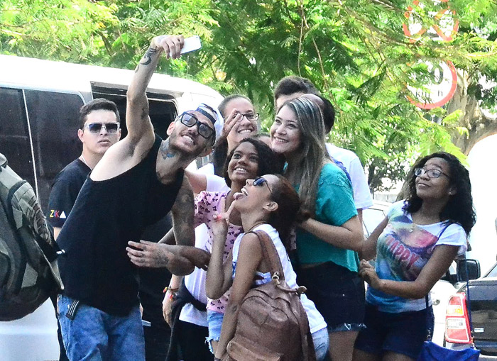 Banda Pollo atrai olhares do público ao desembarcar no Rio