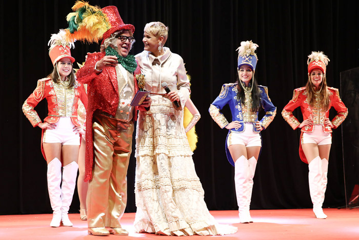 Xuxa sobe no palco do Natal do Bem, em São PAulo, com paquitas ao fundo 