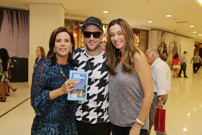 Narcisa Tamborindeguy, Paulo Gustavo e Mônica Martelli prestigiam Boni em lançamento de livro