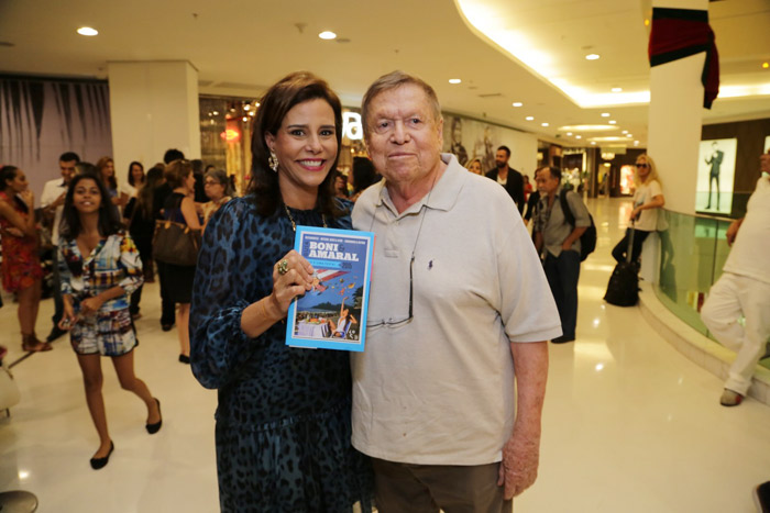 Narcisa Tamborindeguy posa com Boni em lançamento de livro