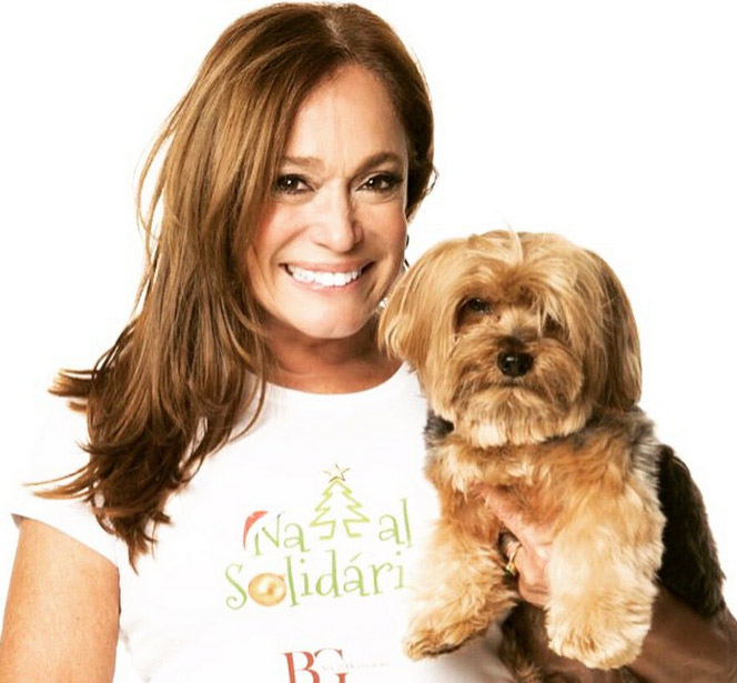 Susana Vieira posa com o cachorrinho para apoiar Natal solidário