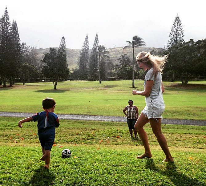 Luana Piovani joga bola com o filho em um gramadão no Havaí
