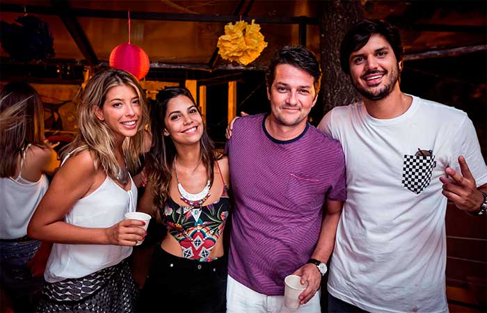Gabi Lopes dança muito com as amigas em festa no Rio de Janeiro