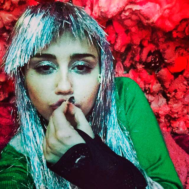 Miley Cyrus posa com isqueiro e cigarrinho suspeito 