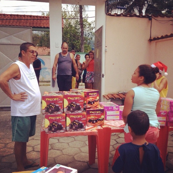 Zeca Pagodinho segue tradição e distribui presentes para crianças de Xerém
