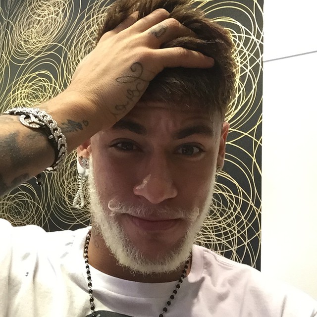 De volta ao normal! Neymar reaparece sem a barba branca