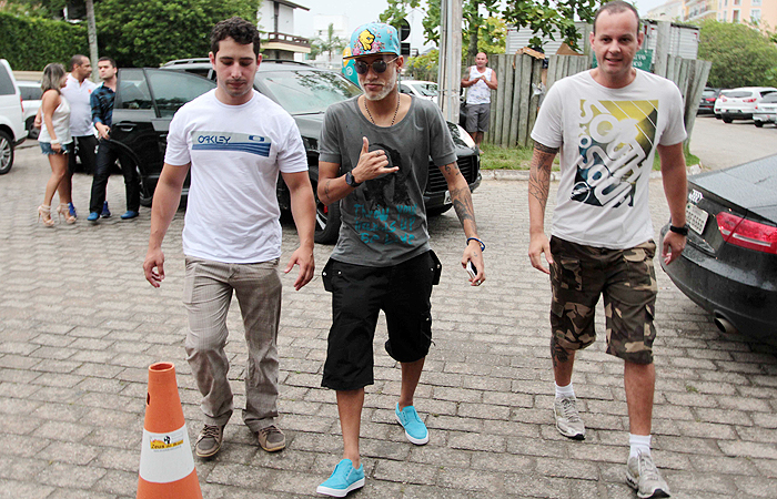 Neymar viaja a Florianópolis ainda com a barba branca