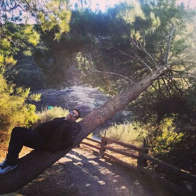 Leandro Hassum posa deitado em árvore e faz piada