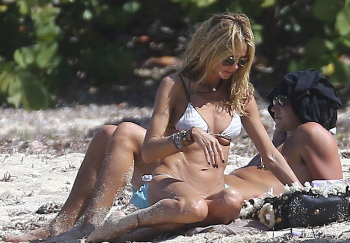 Heidi Klum e namorado protagonizam momentos ‘calientes’ nas areias de St. Barts