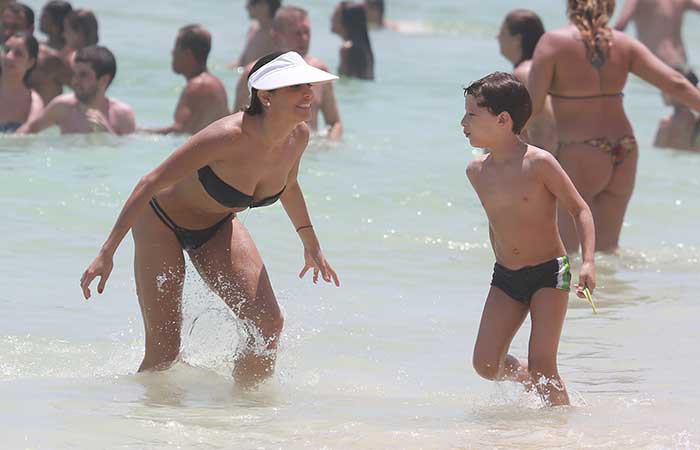 Deborah Secco mostra toda a sua boa forma e simpatia em praia carioca 