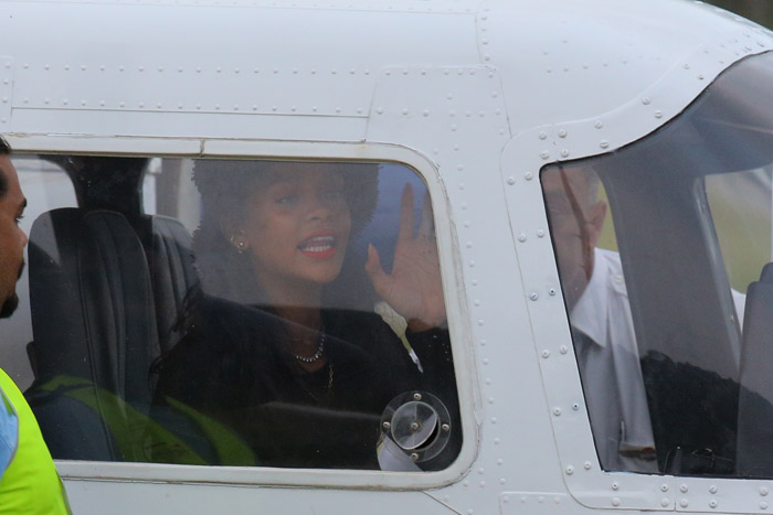 Rihanna deixa St. Barts em jatinho particular