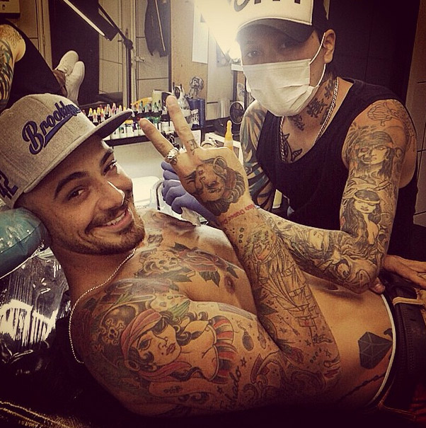 Felipe Titto faz mais uma tatuagem no peito