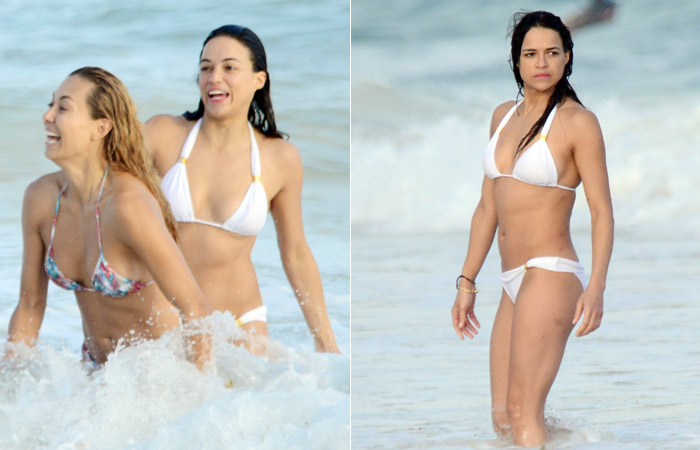 Amiga de Michelle Rodriguez faz topless e rouba a cena em praia no México