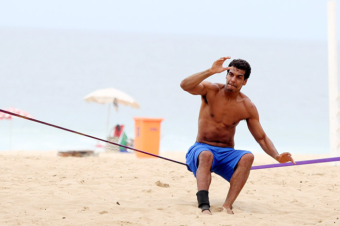 Marcelo Mello faz aulas de slack line na praia de Ipanema