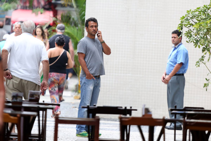  Marcos Palmeira aproveita caminhada pelo Leblon para falar ao telefone
