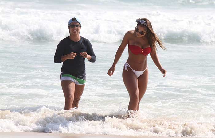 Mesmo em dia de curtição na praia ao lado da namorada, Thammy Miranda não tira a camisa