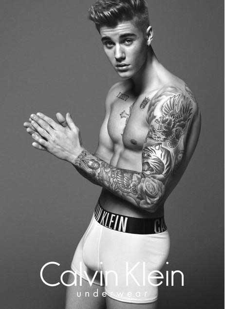 Justin Bieber sensualiza só de cueca em nova campanha. Assista!