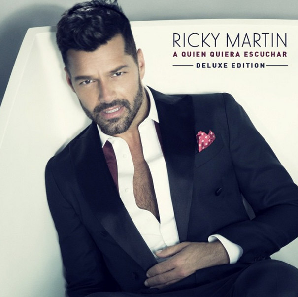 Ricky Martin mostra a capa de seu novo CD