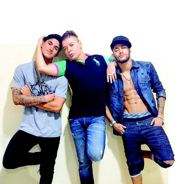 David Brazil posa entre Neymar e Gabriel Medina: ‘A bicha é abusada!’