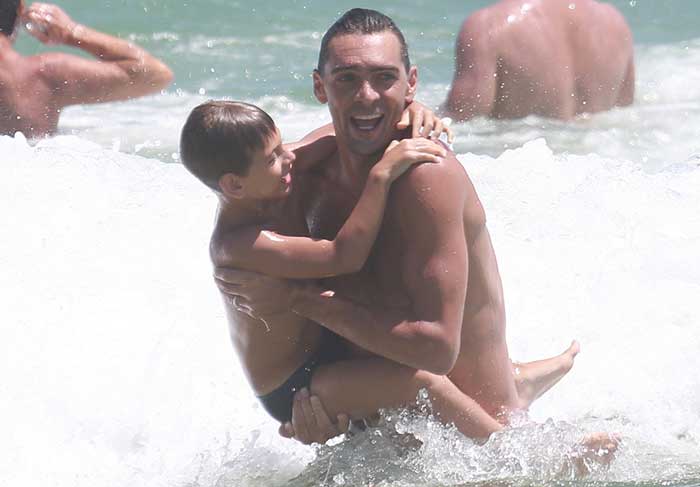  Giba aproveita dia de calor para levar o filho para a praia da Barra da Tijuca