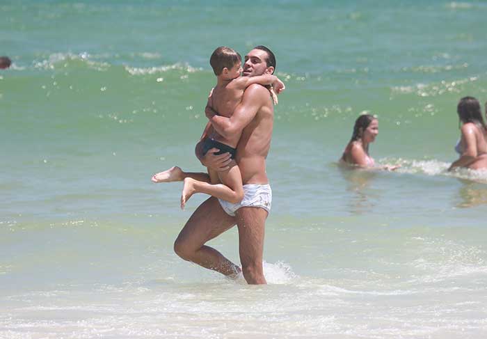  Giba aproveita dia de calor para levar o filho para a praia da Barra da Tijuca