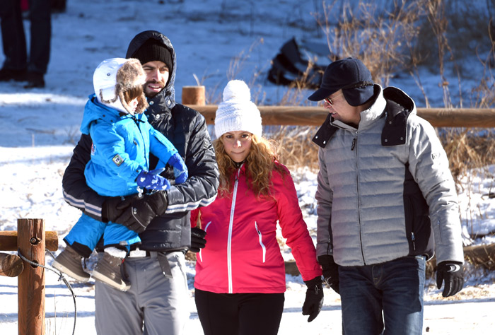 Grávida do segundo filho, Shakira se diverte na neve com Milan e Gerard Piqué