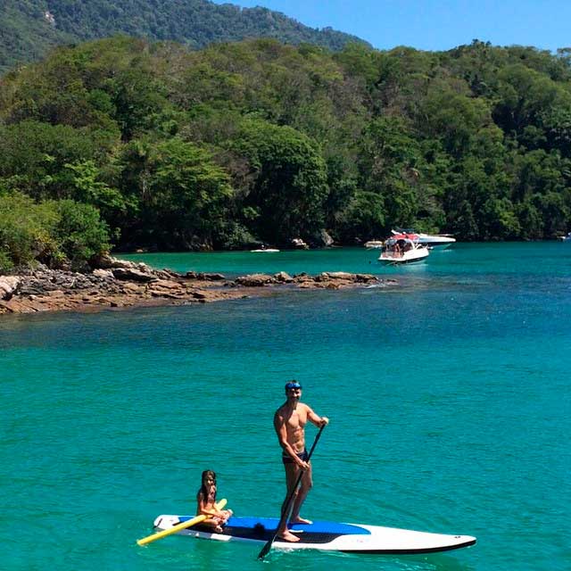 Rodrigo Faro aproveita férias para praticar stand up paddle com a filha 
