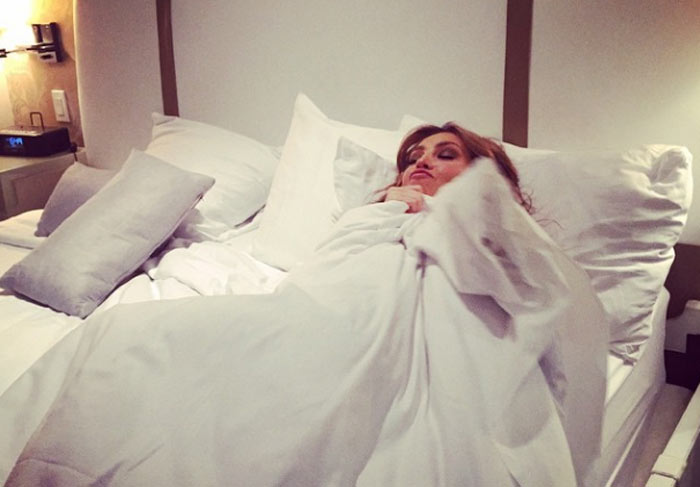 Thalía enfrenta a preguiça na cama e pede: ‘Só mais cinco minutinhos!’