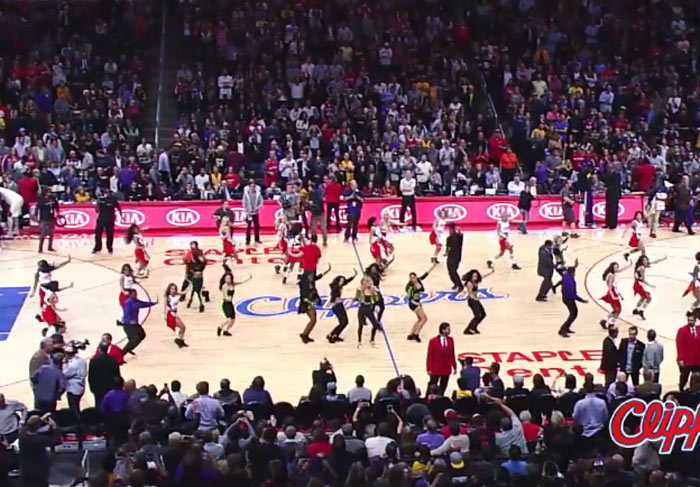 Fergie faz flash mob em jogo de basquete. Assista!