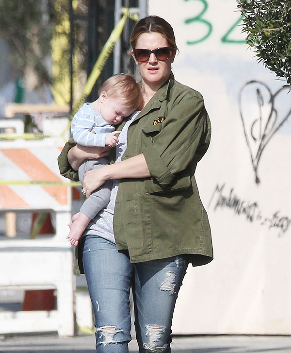 Drew Barrymore passeia com o filho fofo em Los Angeles