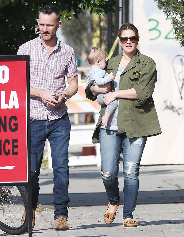 Drew Barrymore passeia com o filho fofo, em Los Angeles