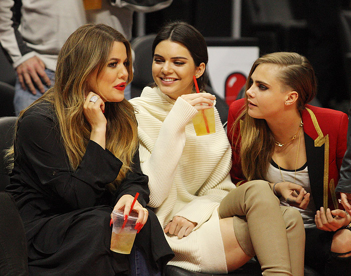 Cara Delevigne, Kendall e Khloé Kardashian embelezam jogo de basquete em Los Angeles
