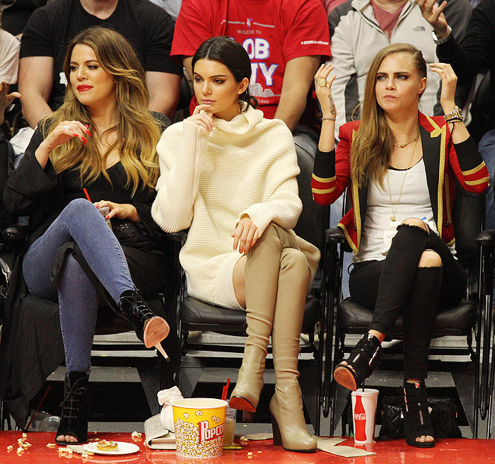 Cara Delevigne, Kendall e Khloé Kardashian embelezam jogo de basquete em Los Angeles